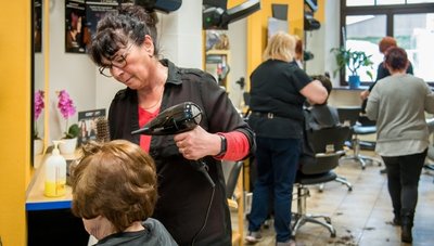 Friseurmeisterin Sabine Zander aus Olbernhau kann wieder ohne Maske die Haare ihrer Kunden föhnen. 