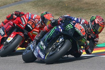 Der Franzose Fabio Quartararo (vorn) zog seinem Widersacher Francesco Bagnaia im Duell den Zahn. Der Italiener stürzte in der dritten Runde in Kurve eins. 