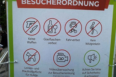 Schilder wie dieses am Rande des Schlossplatzes weisen zum Bergstadtfest in Freiberg auf die Besucherordnung hin.