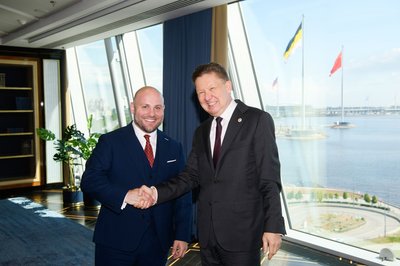 AfD-Politiker Markus Frohnmaier: Handshake mit Putins Vertrautem und Gazprom-Chef Alexej Miller beim Wirtschaftsforum in St. Petersburg.