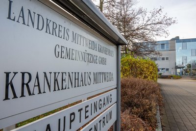 Schon jetzt prüfen die Kliniken Freiberg und Mittweida gemeinsame Ausschreibungen – etwa für Wäscheversorgung oder Materialbeschaffung. Größere Einkaufsvolumen könnten Kosten senken, sagt Mittweidas Geschäftsführer Florian Claus (Bild: Krankenhaus Mittweida).