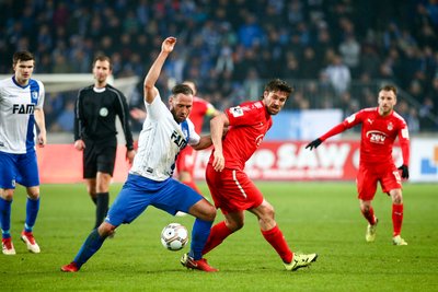 Ronny König (Mitte) konnte sich selten gegen die Magdeburger Defensive um Christopher Handke (links) durchsetzen.