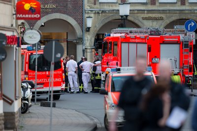 Einsatzkräfte der Feuerwehr stehen in der Innenstadt von Münster.