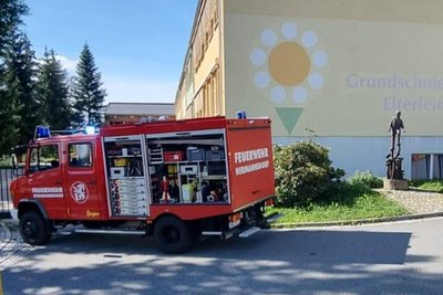 Schon beim Eintreffen der ersten Einsatzkräfte waren die Kinder der Grundschule evakuiert. Es klappte, wie es alle trainiert hatten.