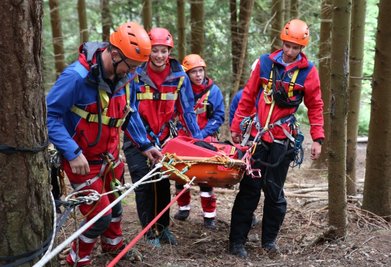 Der Landesverband des DRK hat mit seinen Bergwächtern ein großes Ausbildungswochenende im Westerzgebirge organisiert. Unter anderem wurde am Klettersteig in Erlabrunn trainiert. 