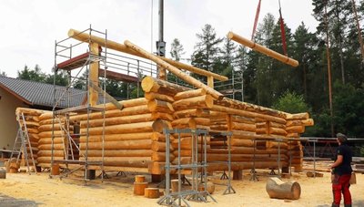 In Langenbernsdorf entsteht das Blockhaus für die künftige Waldschule des Forstbezirks Marienberg an der Heinzebank. 