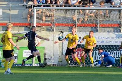 Ungeordnete Auerbacher Defensive: Tim Kießling (Zweiter von links) erzielt hier die 1:0-Führung für den VFC Plauen. 
