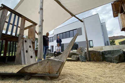 Wir sitzen alle im selben Boot. Blick vom Spielplatz auf den Erweiterungsbau an der Engelgasse.