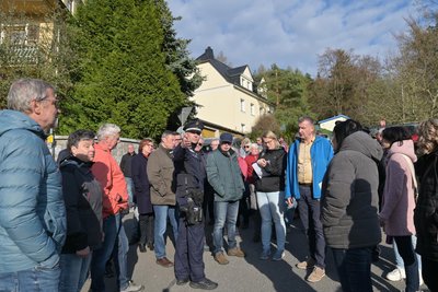 Immer wieder ging es bei dem Stadtteilspaziergang im Wohngebiet Eichert um Parkplätze und Verkehrsregelungen, deshalb nahmen auch Beamte vom Polizeirevier Aue teil.