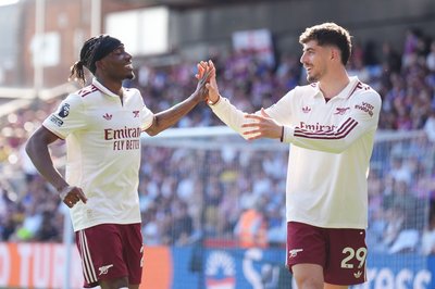 Noni Madueke (l) von Meister Arsenal jubelt mit seinem Teamkollegen Kai Havertz über sein Tor zum 0:2.