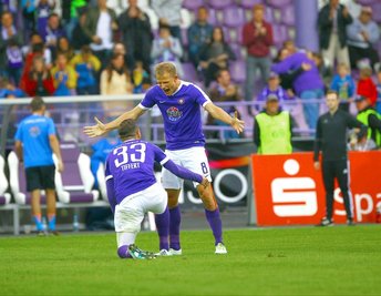 Nicky Adler freut sich mit Christian Tiffert (links) über das 1:0 der Auer.
