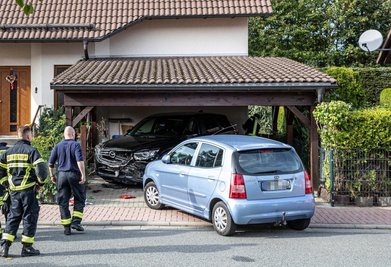 Sowohl der Kia als auch das geparkte Auto wurden bei dem Unfall schwer beschädigt.