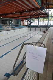 Zettel zur Orientierung: Im großen Schwimmbecken wird es zum Kunstfestival eine Performance geben.