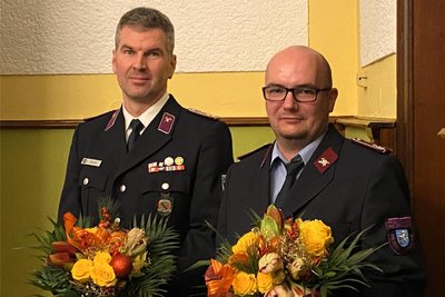 Noch nicht mal ein Jahr lang ist Reiko Hill (l.) Elterleins Gemeindewehrleiter – hier mit seinem Stellvertreter Tobias Brändl bei seiner offiziellen Bestellung.