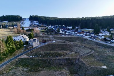 Auf diesem Areal in Carlsfeld soll eine Anlage mit Ferienhäusern entstehen. Investor ist Einzelhandelsunternehmer Peter Simmel.