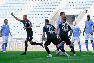 Torjubel beim Schützen des 1:0, Steffen Nkansah (mit erhobenem Arm) und seinen Braunschweigern, Schockstarre bei den Chemnitzern. 