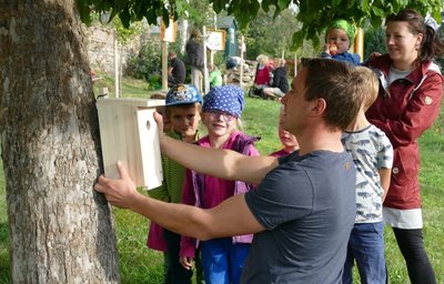 Hinter dem Gebäude gibt es bereits eine Streuobstwiese. Außerdem brachte Robert Arnold mit Kindern Nistkästen an und errichtete ein Insektenhotel.