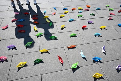 Hunderte kleine Boote, jedes mit dem Namen eines Verstorbenen versehen, erinnerten am Samstag an die Proteste.