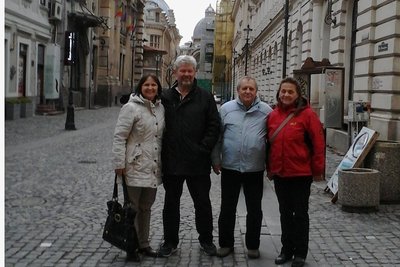 Christian Unger (2. von links) und Ehefrau Elisabeth (rechts) mit dem Ehepaar Vlasceanu bei einem Besuch in Bukarest. 