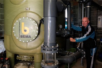 Die Filtertechnik im Netzschkauer Freibad wird noch immer manuell geregelt. Günter Claus weiß genau, wo er hinfassen muss. Nach 38 Jahren ruft für ihn nun der Ruhestand.