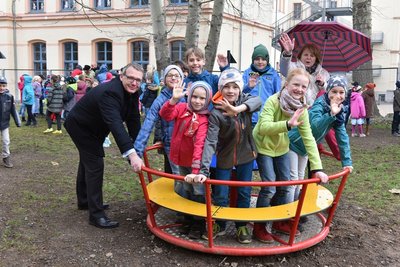 Die Stadt Freiberg invesitierte in die neuen Spielgeräte auf dem Schulhof der Körner-Grundschule 8000 Euro.