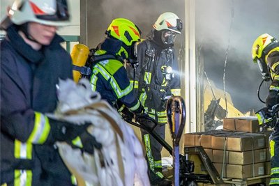 Sämtliches Verpackungsmaterial musste aus der Halle geholt und zum Ablöschen auf den Gehweg gebracht werden.