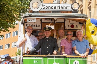 Prominente Gäste sicherten sich einen Platz in einem der historischen Wagen der Plauener Straßenbahn.