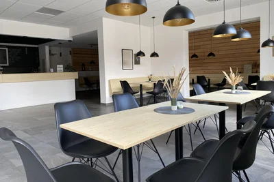 Blick in die Café-Lounge der Gemeinde. Ausgestattet mit einer Küche ist die Location an fast allen Wochenenden vermietet.