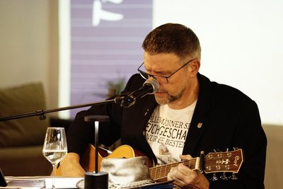Lions-Mitglied und Unternehmer Detlev Müller unterhielt zum Präsenzabend des Clubs in der Torfgrube 4 in Mittweida unter der Überschrift „StrandGUT meiner Träume“ mit seinem Team mit Literatur und Musik. An dem Abend wurde zudem Miskus-Vorstandsvorsitzender Heribert Kosfeld für seine 30-jährige Mitgliedschaft geehrt.