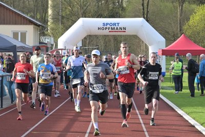Der Göltzschtalmarathon des VfB Lengenfeld (Foto vom Start 2025) ist der drittälteste Marathonlauf in Deutschland.