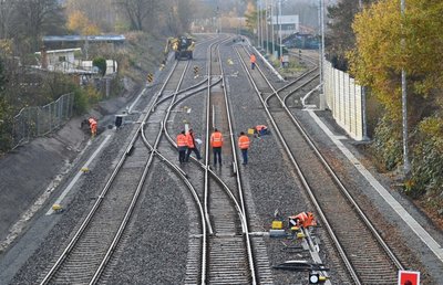 Noch geht nicht viel auf der neuen Strecke des Chemnitzer Modells von Chemnitz nach Aue. So wie auf dem Foto an den Gleisanlagen im Bereich Chemnitz-Süd in Richtung des Bahnhofs Reichenhain wird auch an anderen Stellen der Trasse noch gearbeitet. Doch das soll sich bald ändern. 