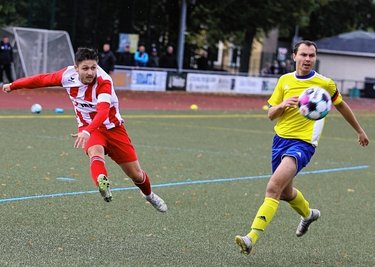 Richie Schulze zieht das Leder aus vollem Lauf vors Mülsener Tor, wo seine VfB-Sturmkollegen lauern, um die Flanke zu verwerten. 