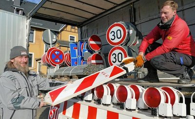 Kurz bevor die Verkehrsschilder und Sicherheitsbaken vom Zschopauer Bauhof abgeholt wurden, hat sie Heiko Martin (links) zusammen mit Christoph Seifert sortiert und den verschiedenen Orten zugeteilt. 
