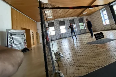 Der alte Saal im Altbau ist jetzt ein Fall für Sport und Spiel.