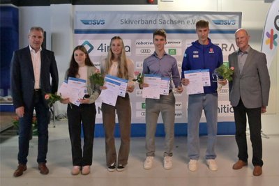 SVS-Präsident Heiko Krause (links) und SVS-Ehrenpräsident Eckart Henker (rechts) ehrten Anne Häckel, Ronja Loh, Tristan Sommerfeldt und Adrian Tittel (von links) für ihre Erfolge bei der Junioren-WM.
