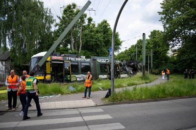 Eine Straßenbahn in Neu Hohenschönhausen ist entgleist. Bei dem Unfall gab es viele Verletzte. 