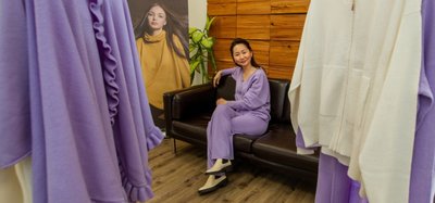 Modedesignerin Saruul Fischer inmitten ihrer aktuellen Kollektion für den Sommer. Der Violett-Ton "Very Peri" ist die Farbe des Jahres. 