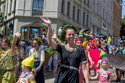 Der Unikat-Verein Weberhäuser und die Plauener Kita Regenbogen stellten bürgerliches Leben und Handwerk um 1550 dar.