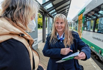 Immer ein freundliches Wort und einen nützlichen Ratschlag hat Evelyn Vogt. Die Rodewischerin ist seit sieben Jahren Teil des Kontroll- und Servicepersonalteams der Vogtlandbahn. 