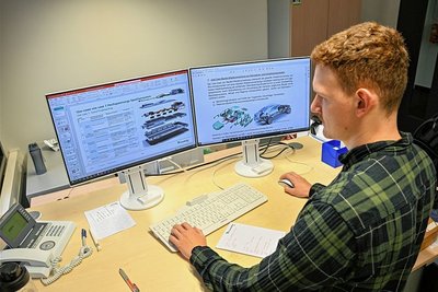 Projektleiter Patrick Schmidt zeigt die verschiedenen Module eines Batteriesystems, die für die Weiternutzung analysiert werden. 