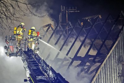 Kurz nach Mitternacht brach das Feuer am 1. Januar auf dem Vierseitenhof aus. Mehr als 100 Feuerwehrleute waren im Einsatz.