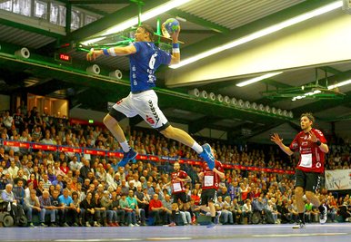 Torwurf von Kevin Roch (Aue).
