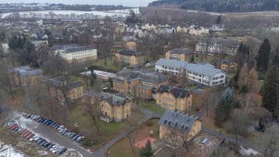 Das Sächsische Krankenhaus in Rodewisch: Die Einrichtung mit den Schwerpunkten Psychiatrie und Psychotherapie für Kinder, Jugendliche und Erwachsene sowie für Neurologie registriert einen deutlichen Anstieg der Störungen infolge der Pandemie. 