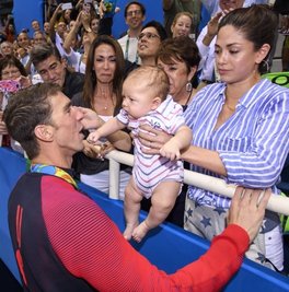 Stolzer Vater: Michael Phelps nimmt Sohnemann Boomer von seiner Partnerin Nicole in Empfang.