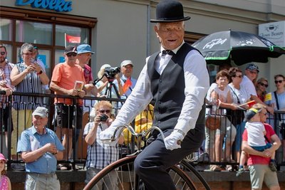 Auch zeitgenössische Fortbewegungsmittel kamen zum Einsatz.