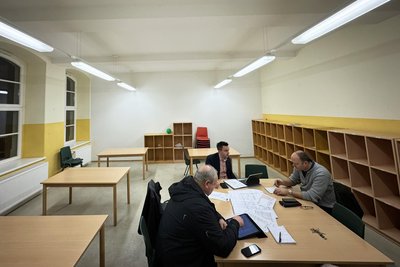 Der Raum vor dem Umbau: Erste Besprechung zum Umbau zwischen Jörg Strahl, Bürgermeister René Straßberger und David Bojack (v. l.).
