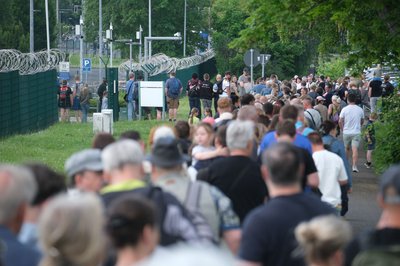 Besucher stehen beim Tag der offenen Tür der sächsischen Polizei Schlange vor dem Gelände in Leipzig. 