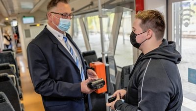 Maskenmuffel habe bei Frank Schneider (links) keine Chance. Der 16-jährige Noel Liebold aus Steinpleis ist natürlich kein solcher.