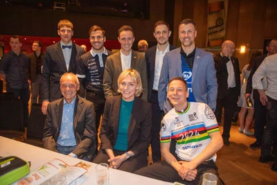 Die Ehrengäste bei der Sportgala Vogtland 2025. Hinten von links: Max Heß, Hannes Herrmann, Eric Frenzel, Ovidiu Ionescu, Erik Schreyer. Vorne von links: Henry Glaß, Heike Drechsler und Frank Albert.
