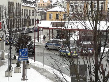Fünf Polizeifahrzeuge und ein Rettungswagen sind am Montagmittag zu einem Döner-Laden ausgerückt.
